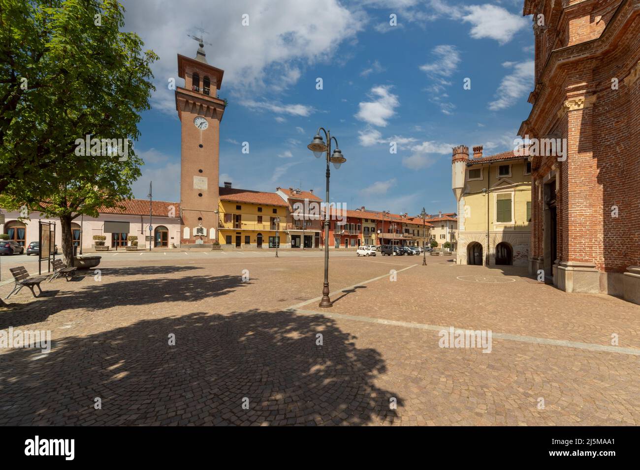Villafalletto, Cuneo, Italien - 15. April 2022: piazza Giuseppe Mazzini, der zentrale Platz von Villafalletto mit dem Bürgerturm Stockfoto