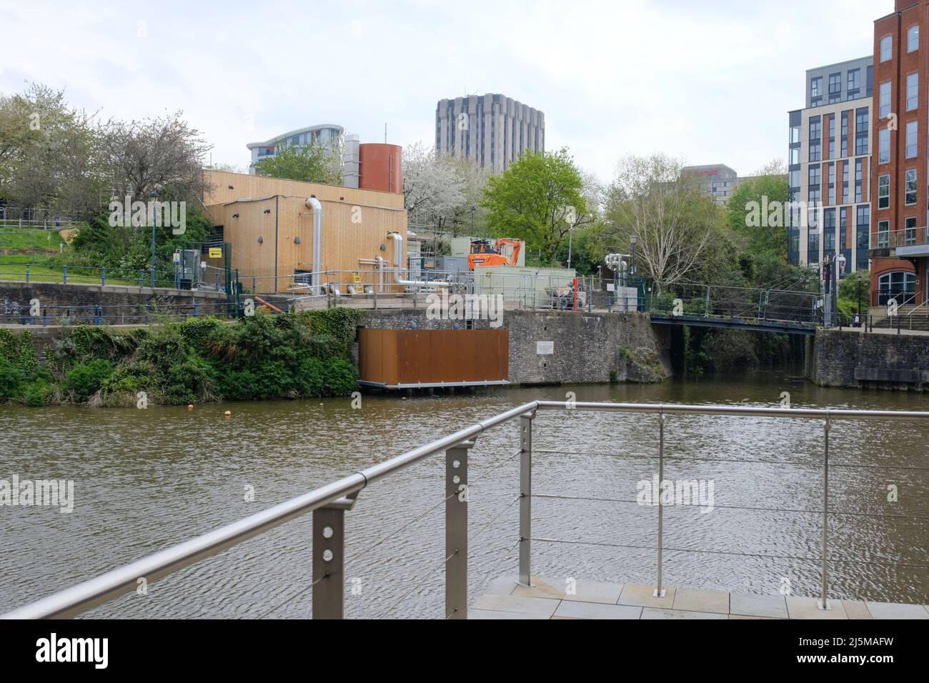 Castle Park Energy Center am Fluss Avon Bristol, Großbritannien. Wärmepumpe mit 3M Wasserquellen. Stockfoto