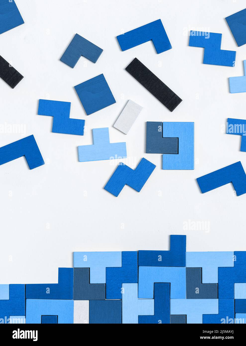 Holzspiel. Strategie, Zielerreichung, wichtiges Konzept zur Suche nach fehlenden Elementen. Hochwertige Fotos Stockfoto