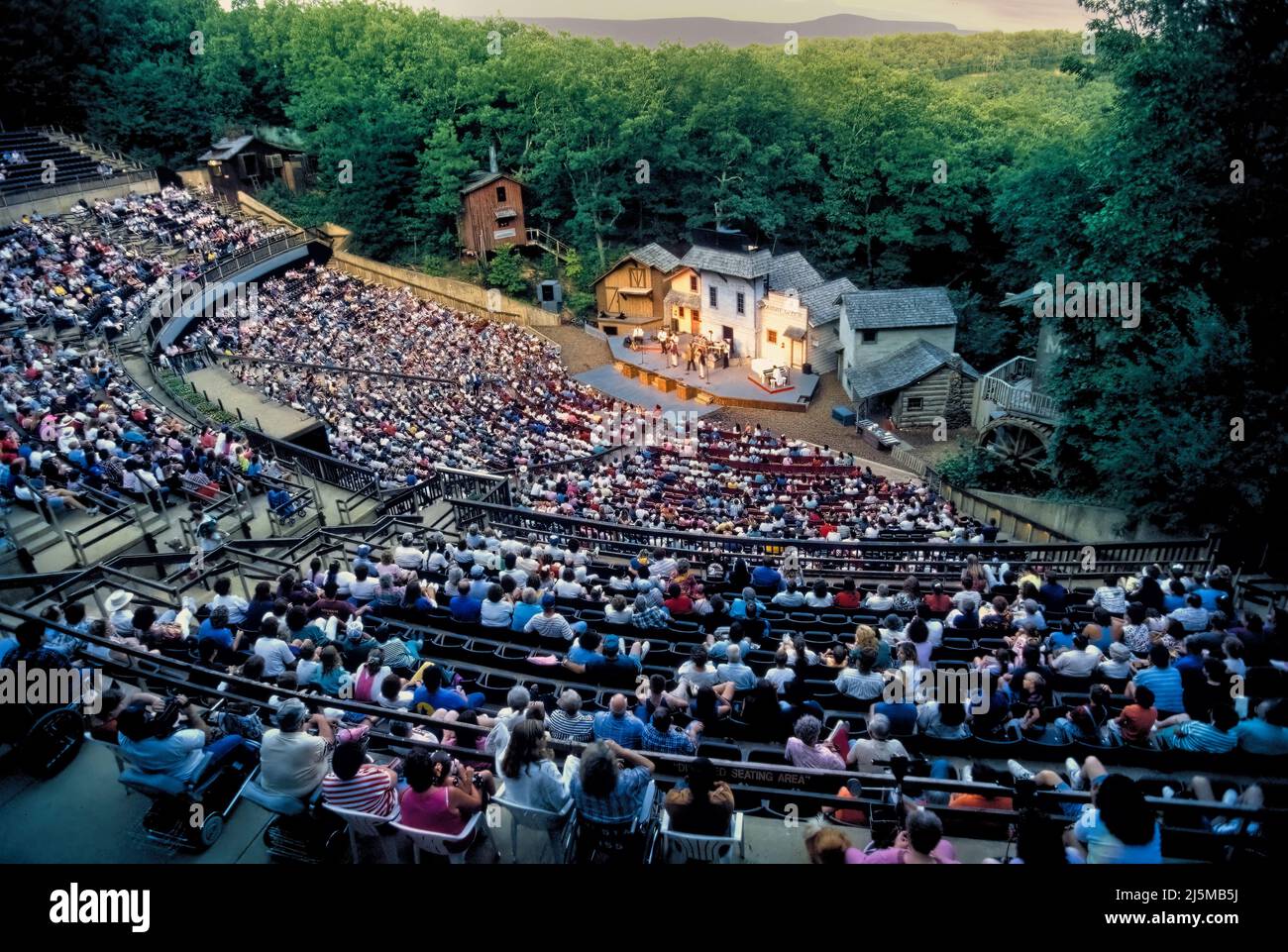 Ein Sommerabendkonzert im Echo Hollow Amphitheater in Silver Dollar City in der Nähe von Branson, Missouri, bietet Unterhaltung für Hunderte. Stockfoto