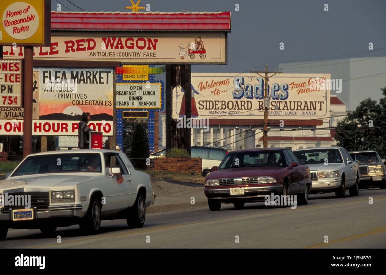 Branson, Missouri USA 16. Juli 1994: Straßenschilder und Werbung durcheinander die Landschaft entlang des Highway 76 in Branson, Missouri. Stockfoto