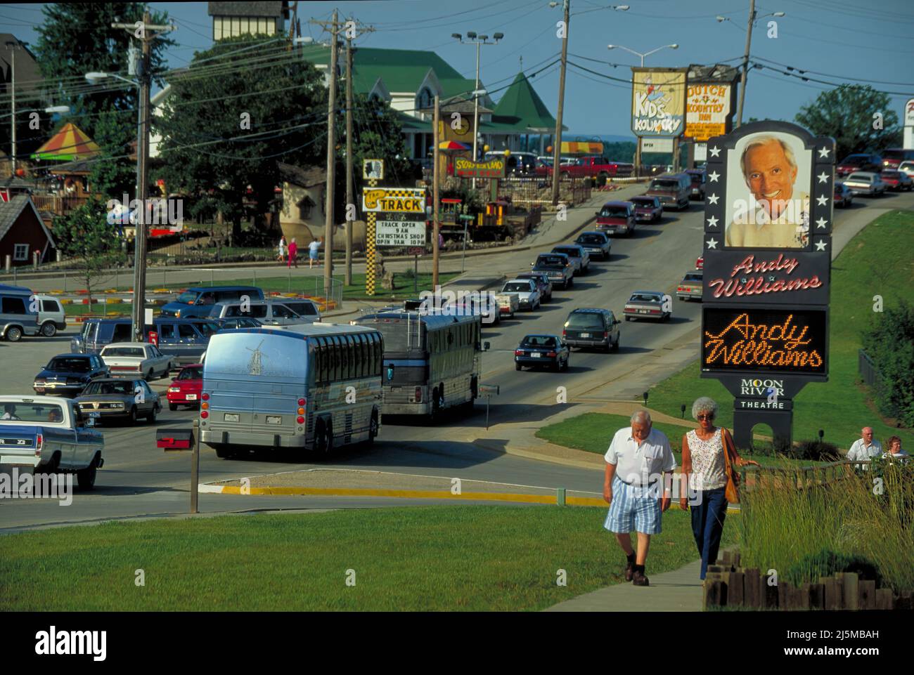 Branson, Missouri USA 17. Juni 1993: Highway 76 (Country Music Blvd.) Verkehr vor dem Andy Williams Moon River Theater in Branson, Missouri. Stockfoto