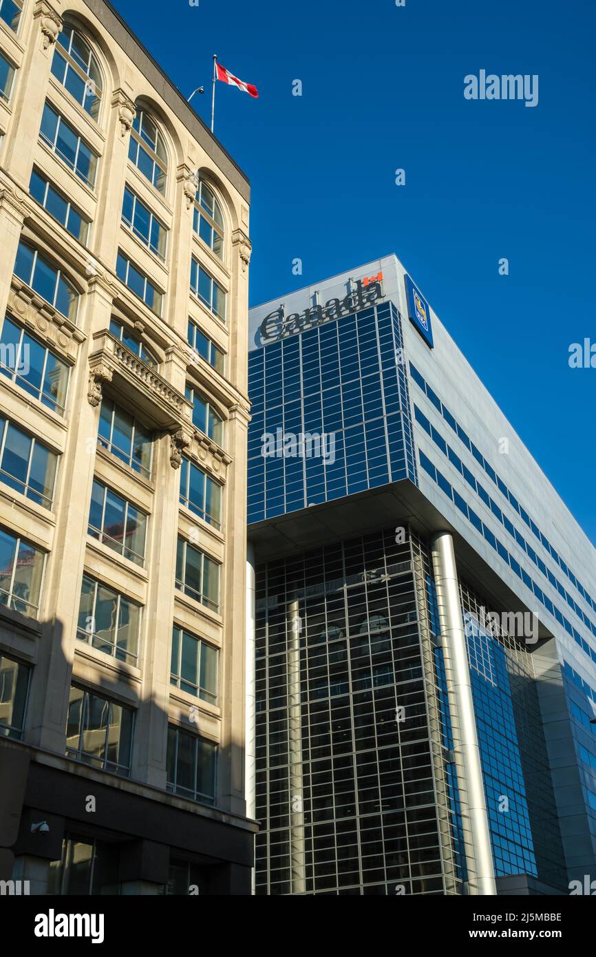 Ottawa, Ontario, Kanada - 22. April 2022: Logos der Royal Bank of Canada (RBC) und der kanadischen Regierung auf dem Thomas D'arcy McGee Building. Stockfoto