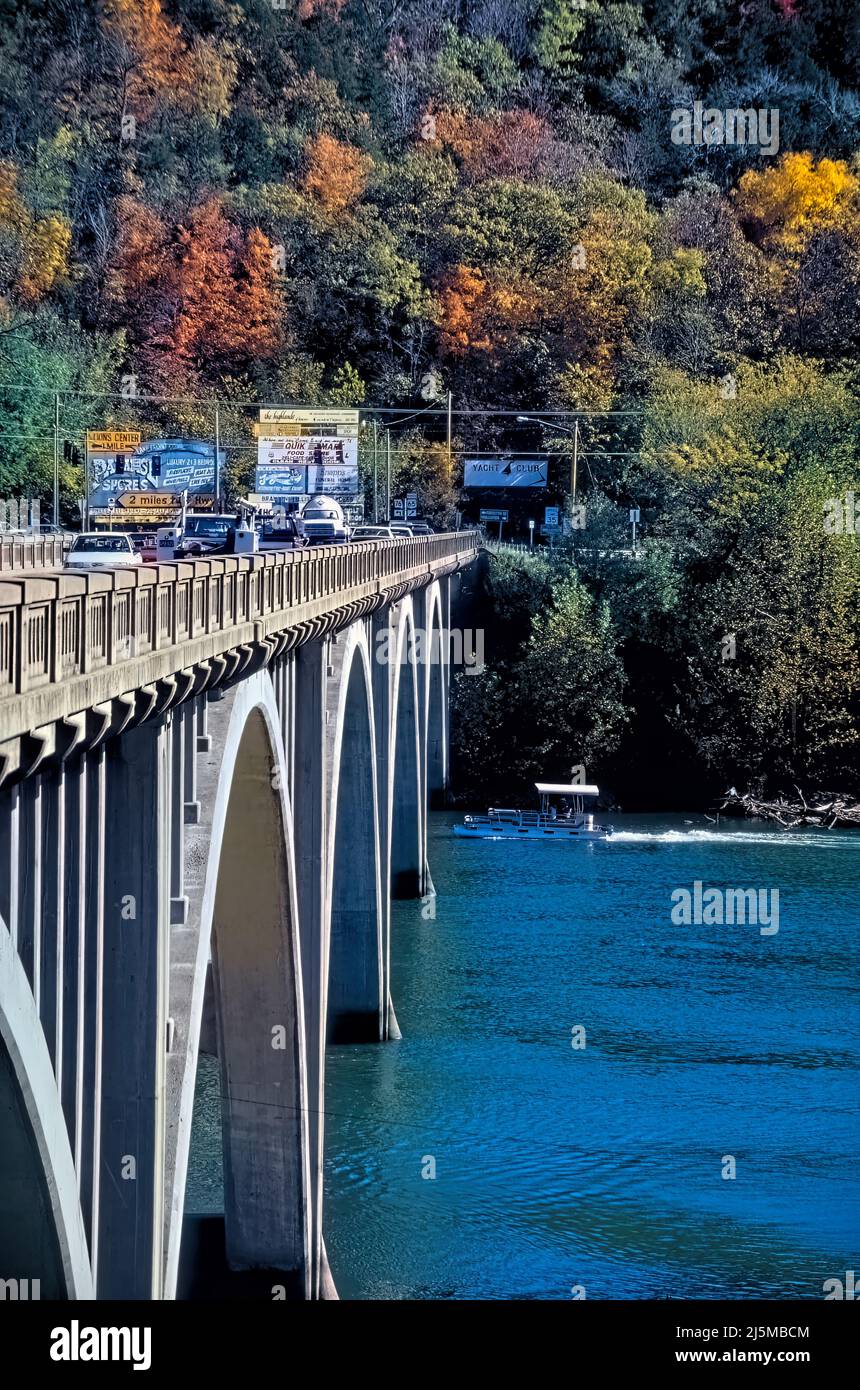 Branson, Missouri USA 29. September 2001: Die alte Highway 65-Brücke erstreckt sich über den Lake Taneycomo in Branson, Missouri. Die fünfspannige Betonbogenbrücke über den Lake Taneycomo (White River) auf der MO 76/Business US 65 in Branson wurde 1931 gebaut. Stockfoto