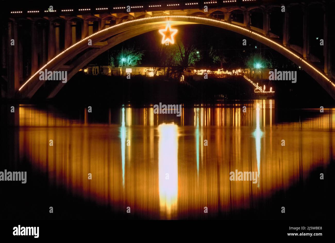 Branson, Missouri USA 4. Dezember 1993: Weihnachtsdekorationen schmücken die Old Highway 65 Bridge in Branson, Missouri. Stockfoto