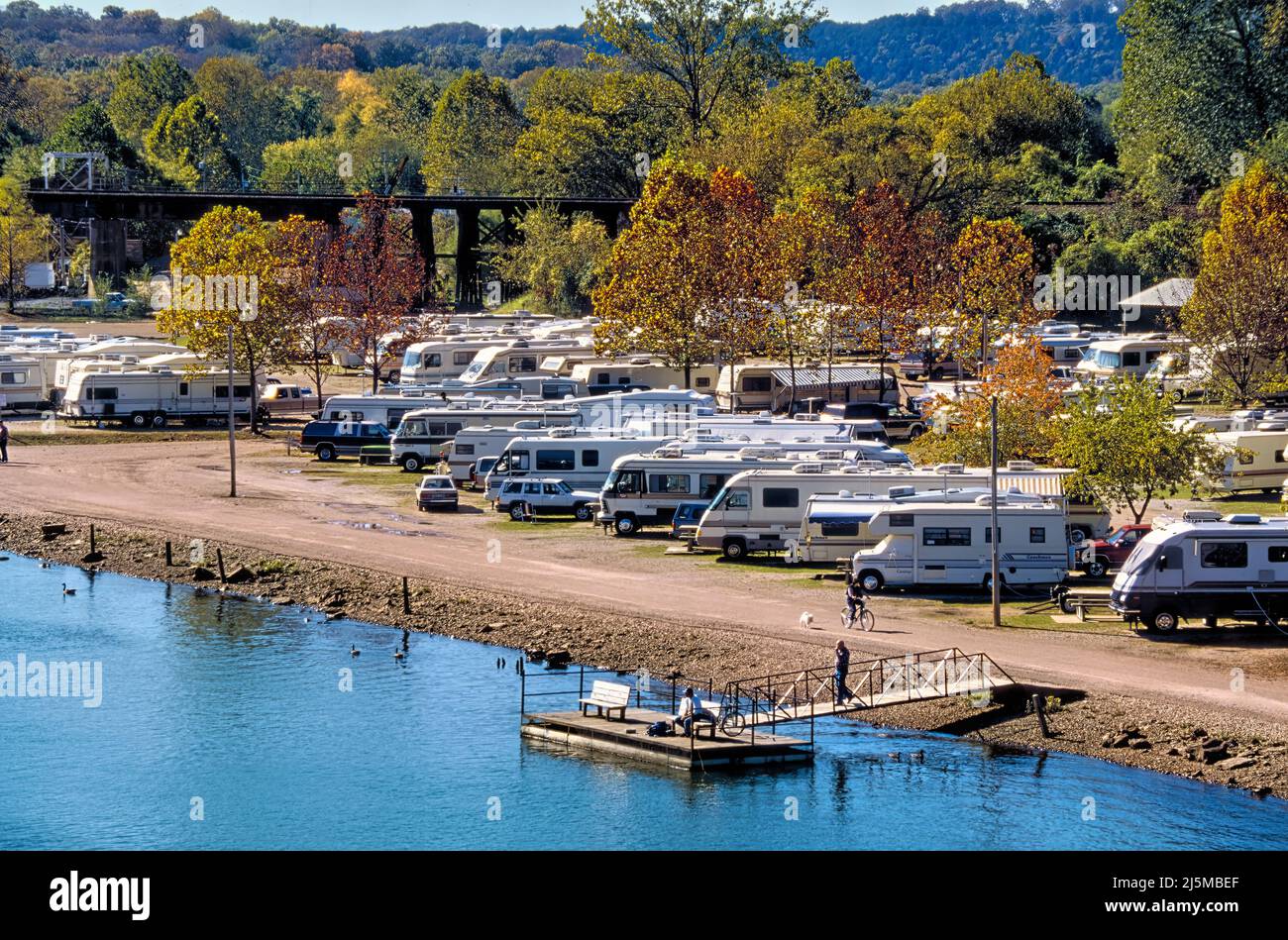 Branson, Missouri USA 20. September 1993: Camping für Wohnmobile am Ufer des Lake Taneycomo in Branson, Missouri, war eine beliebte Aktivität im Jahr 1990s. Stockfoto