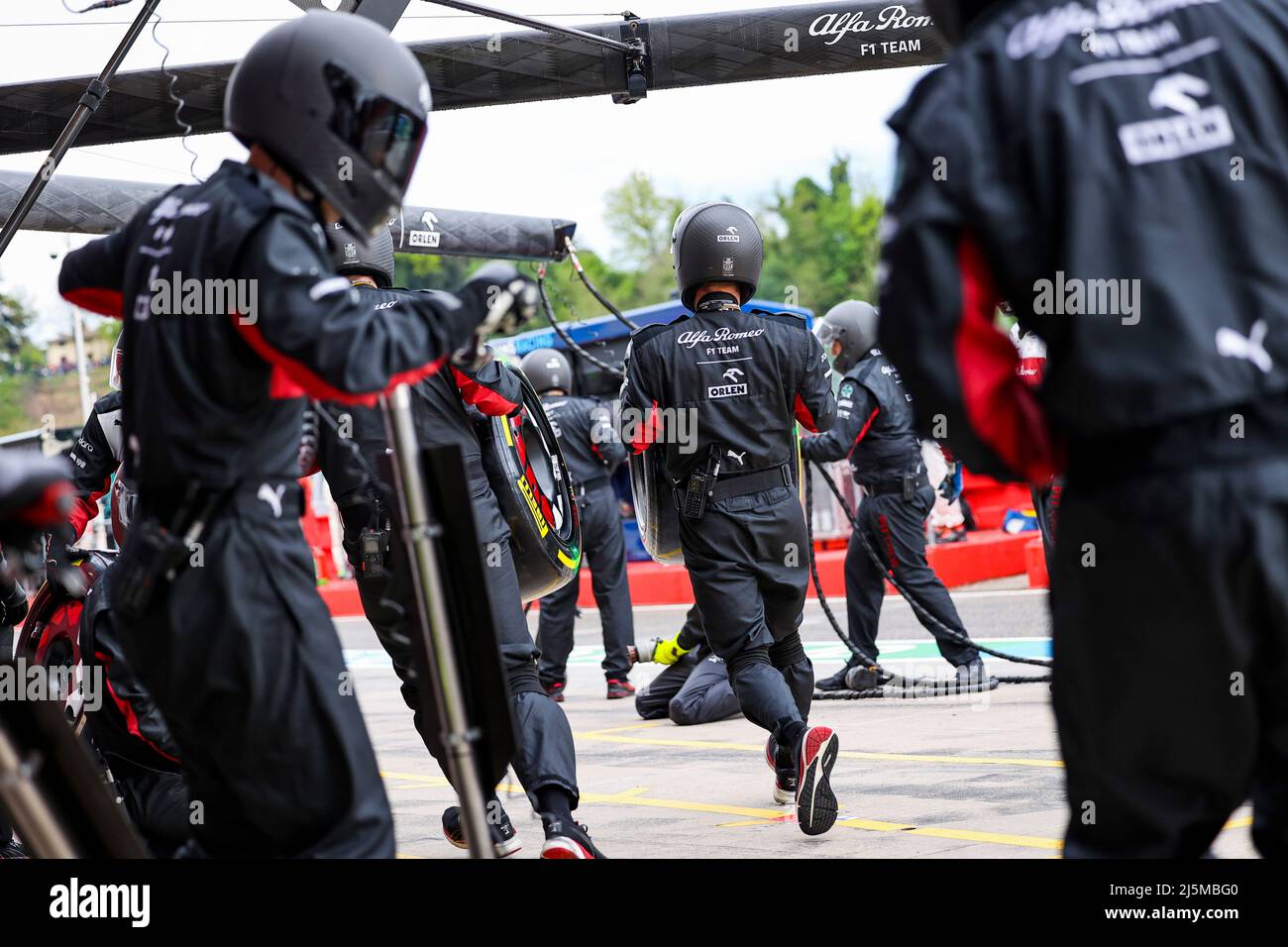 Imola, Italien. 24. April 2022. Alfa Romeo F1 Team ORLEN, F1 Grand Prix der Emilia Romagna bei Autodromo Enzo e Dino Ferrari am 24. April 2022 in Imola, Italien. (Foto von HIGH TWO) Quelle: dpa/Alamy Live News Stockfoto