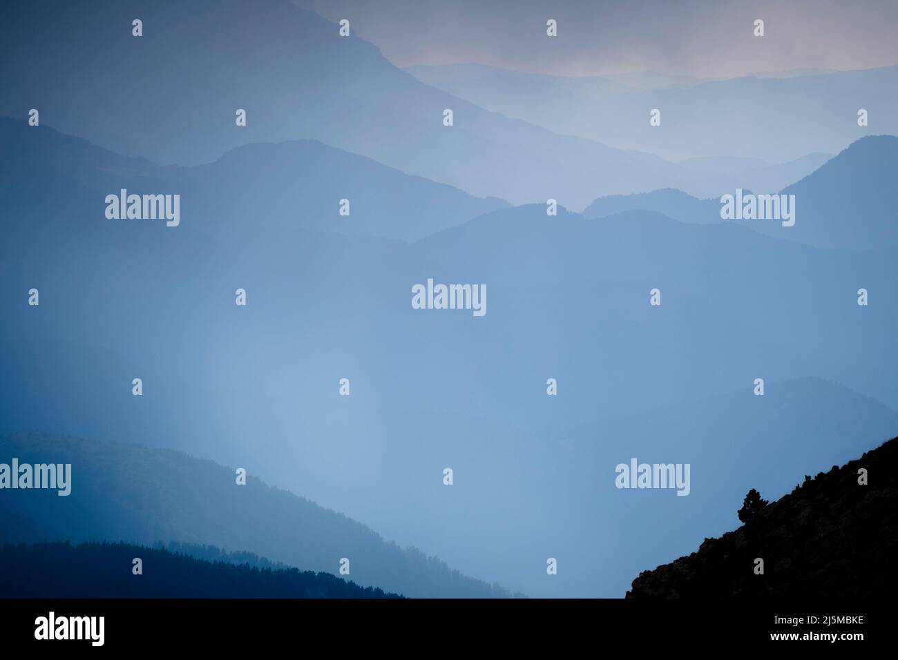 Sonnenuntergang über der Nordwand der Serra del Cadí. Katalonien. Spanien. Stockfoto