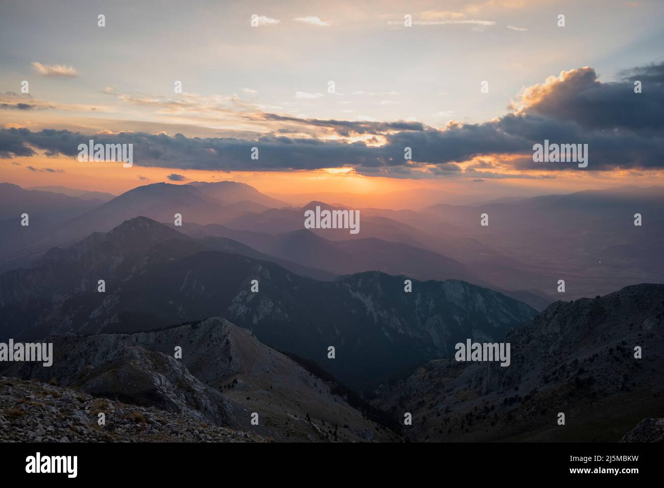 Abendlicht am Nordhang der Serra de Moixeró mit der Serra del Cadí im Hintergrund. Katalonien. Spanien. Stockfoto