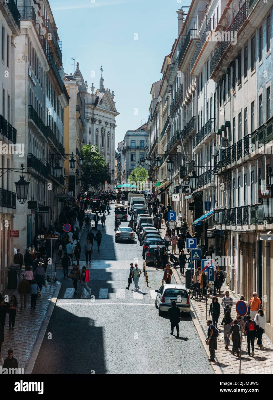 Lissabon, Portugal - 24. April 2022: Fußgänger in der Rua Garrett, Baixa-Chiado, Lissabon an einem sonnigen Frühlingstag Stockfoto