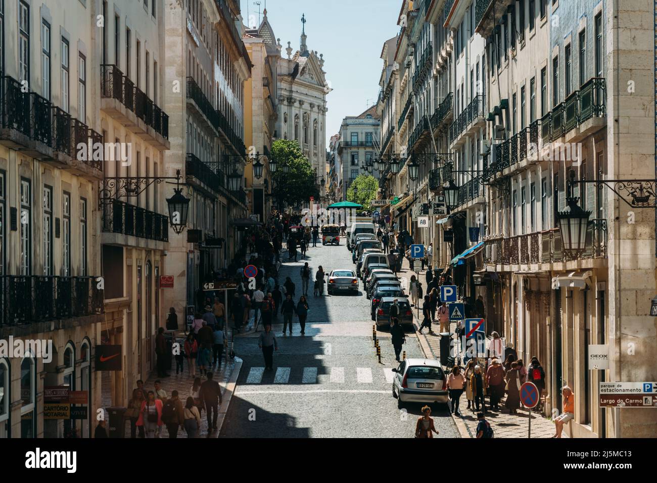 Lissabon, Portugal - 24. April 2022: Fußgänger in der Rua Garrett, Baixa-Chiado, Lissabon an einem sonnigen Frühlingstag Stockfoto