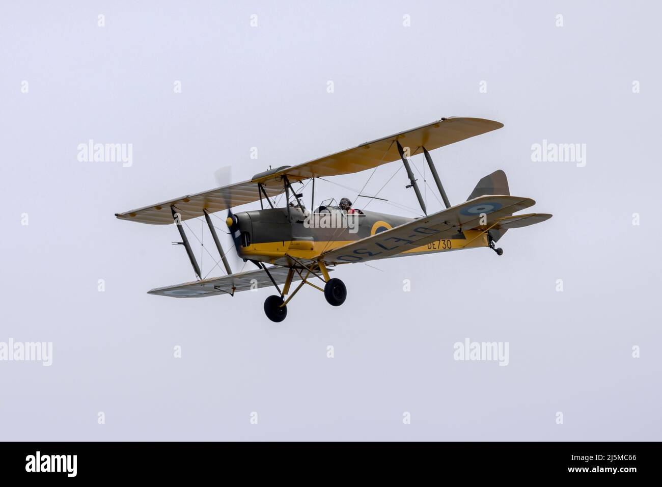 Das Malta Aviation Museum De Havilland DH-82A Tiger Moth (REG: 9H-RAF) führt ein Flyby-Nest zum Kriegsmuseum in Fort St. Elmo, Valletta, durch. Stockfoto