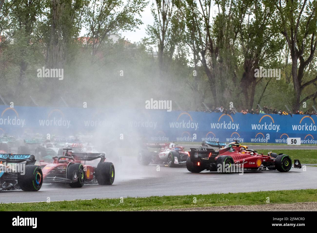 Imola, Italien. 24. April 2022. Daniel Ricciardo aus Australien fährt den (3) McLaren MCL36 Mercedes und Carlos Sainz aus Spanien fährt (55) der Ferrari F1-75 kollidiert beim Start beim Grand Prix der Emilia Romagna F1 beim Autodromo Enzo e Dino Ferrari am 24. April 2022 in Imola, Italien. Quelle: Marco Canoniero/Alamy Live News Stockfoto