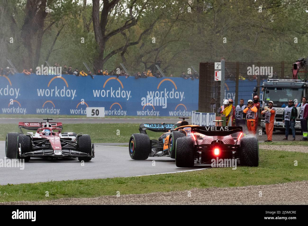 Imola, Italien. 24. April 2022. Daniel Ricciardo aus Australien fährt den (3) McLaren MCL36 Mercedes und Carlos Sainz aus Spanien fährt (55) der Ferrari F1-75 kollidiert beim Start beim Grand Prix der Emilia Romagna F1 beim Autodromo Enzo e Dino Ferrari am 24. April 2022 in Imola, Italien. Quelle: Marco Canoniero/Alamy Live News Stockfoto