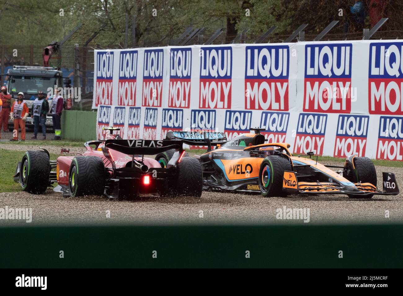Imola, Italien. 24. April 2022. Daniel Ricciardo aus Australien fährt den (3) McLaren MCL36 Mercedes und Carlos Sainz aus Spanien fährt (55) der Ferrari F1-75 kollidiert beim Start beim Grand Prix der Emilia Romagna F1 beim Autodromo Enzo e Dino Ferrari am 24. April 2022 in Imola, Italien. Quelle: Marco Canoniero/Alamy Live News Stockfoto