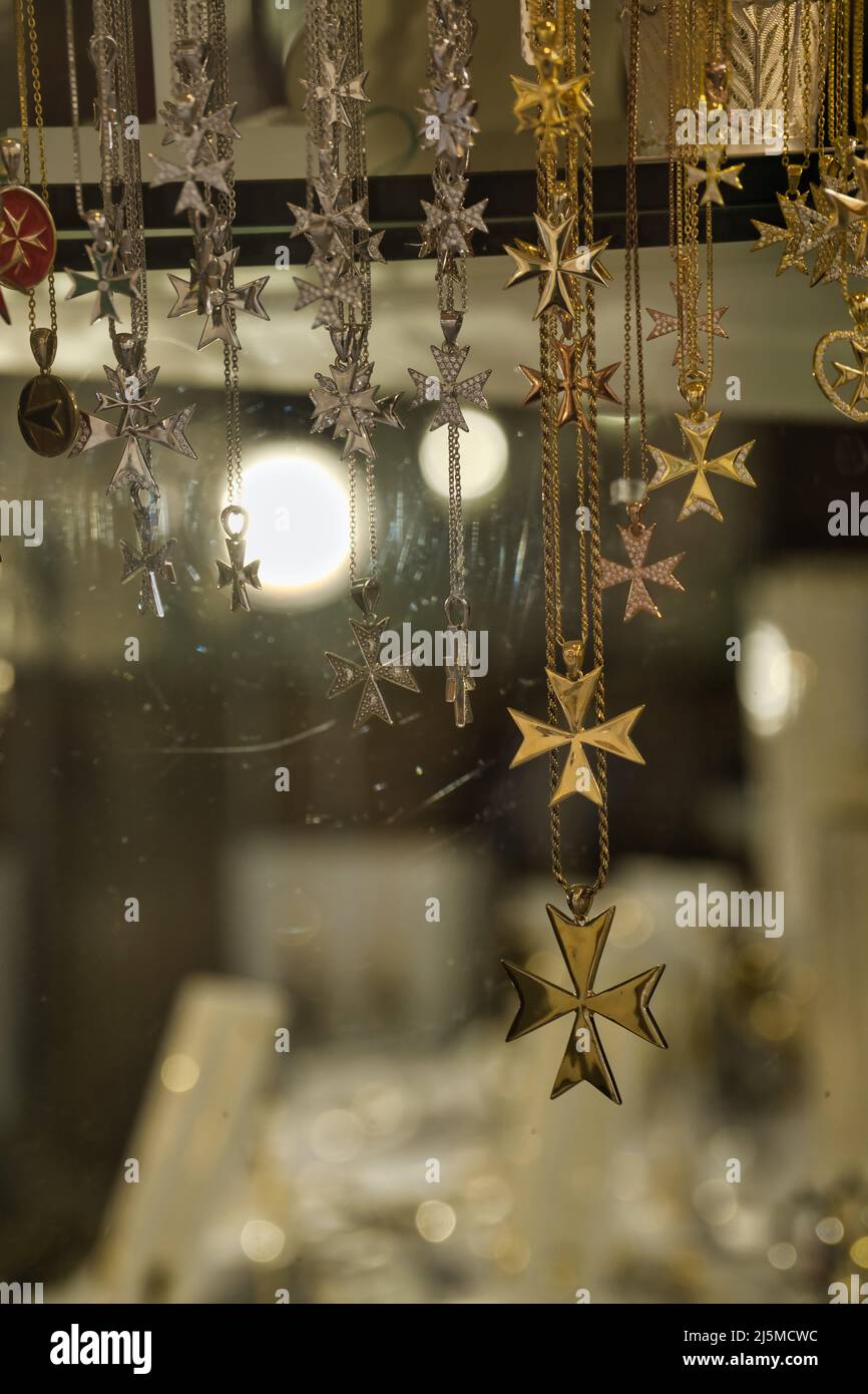 Halsketten mit malteserkreuz in einem Souvenirladen in La Valletta Stockfoto