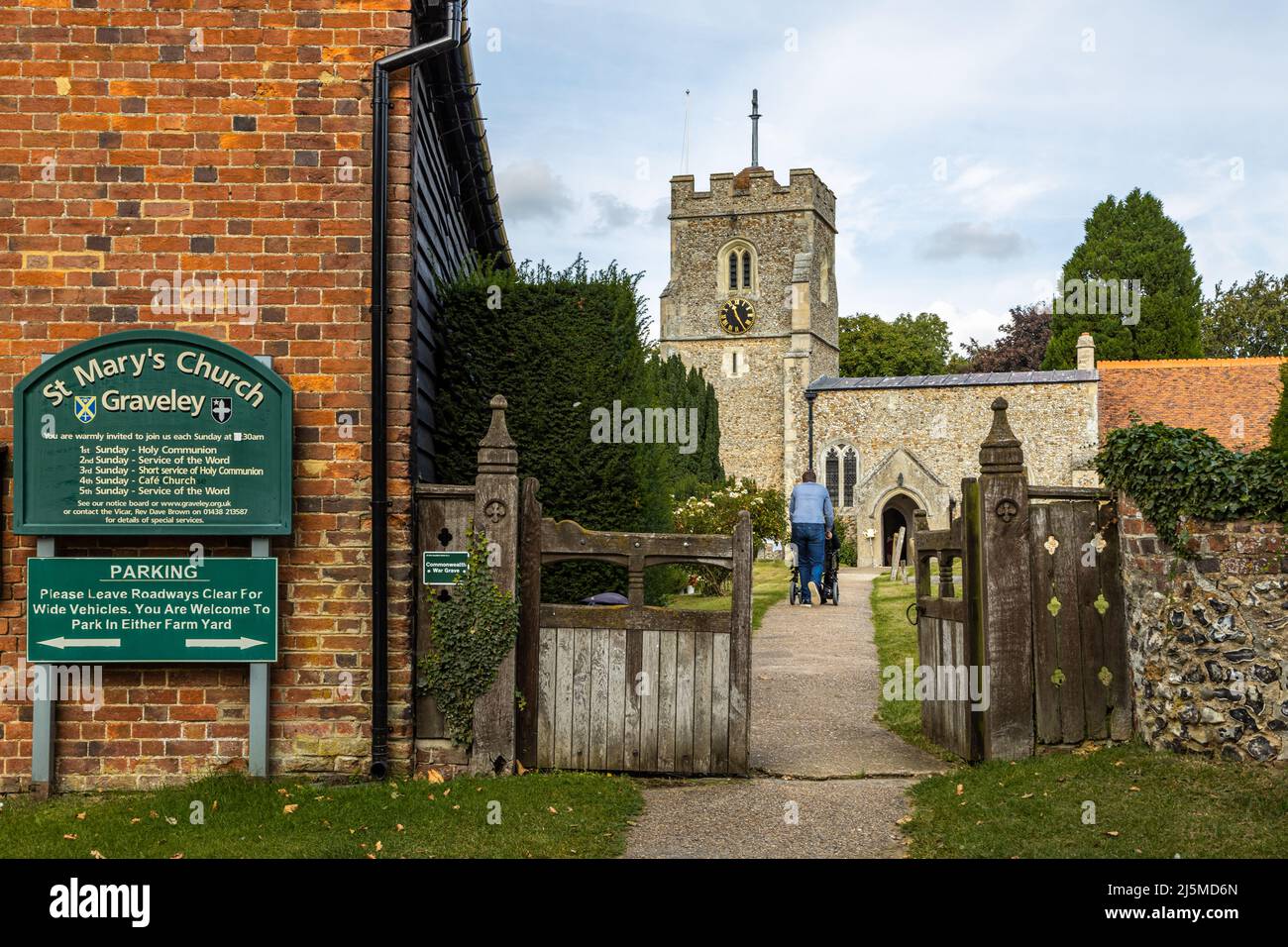 St. Mary's Church Graveley, am frühen Morgen Sonntagsgottesdienst mit Gemeindemitglieder Eingabe, Hertfordshire England Großbritannien Stockfoto