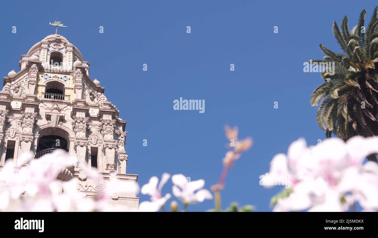 Spanische Kolonialarchitektur in Balboa Park, San Diego, Kalifornien, USA. Historisches Gebäude, klassischer Barock- oder Rokoko-Romantik-Stil. Dekor mit Glockenturm-Relief und Mosaikkuppel oder Kuppel. Blumen. Stockfoto