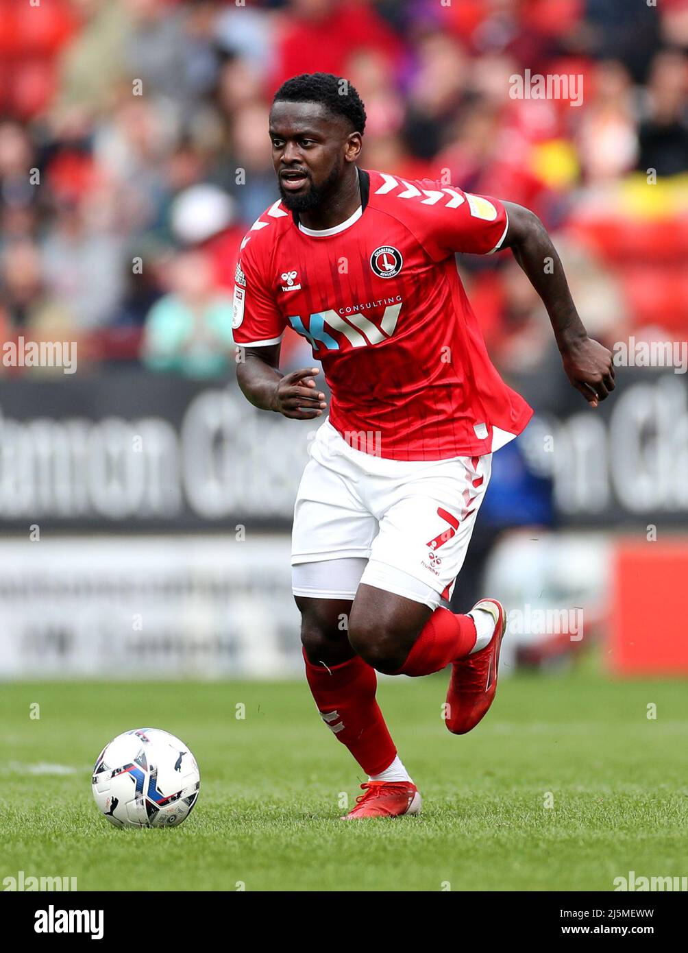 Charlton Athletic's Diallang Jaiyesimi während des Sky Bet League One-Spiels im Londoner Valley. Bilddatum: Samstag, 23. April 2022. Stockfoto