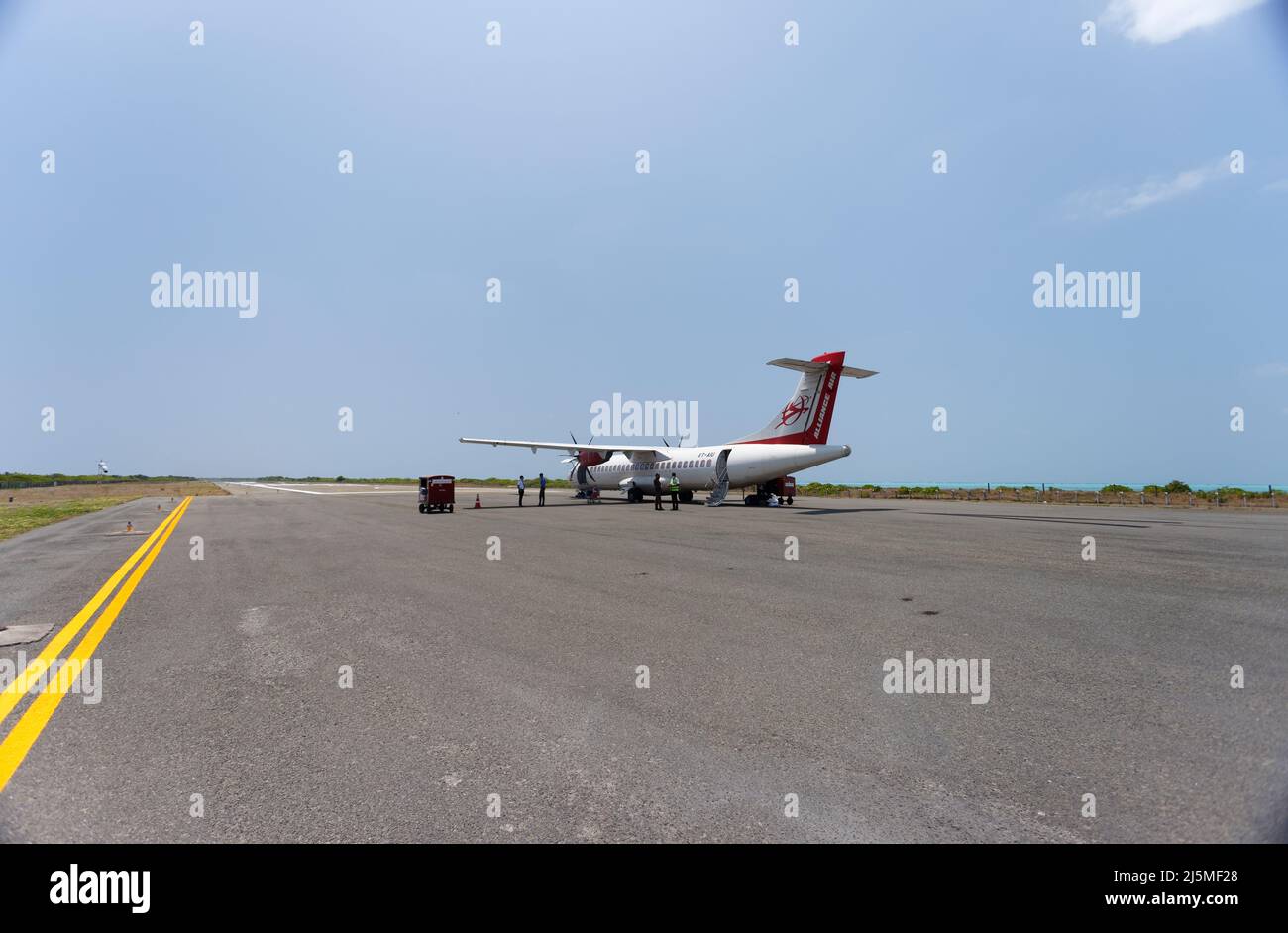 Aggati Island Airport, Lakshadweep, Indien. Flugzeug der Air India Alliance auf der Landebahn. Stockfoto