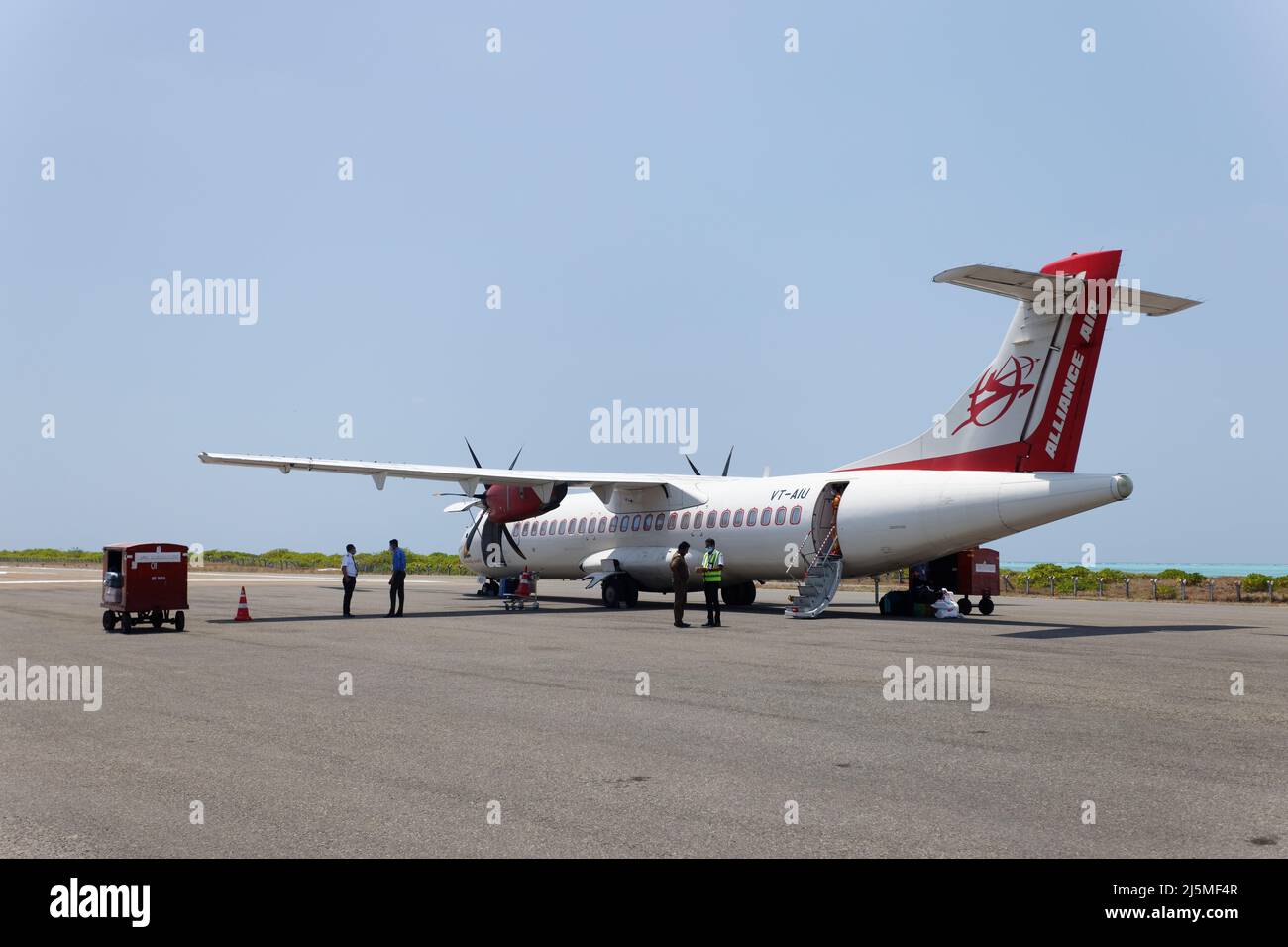 Aggati Island Airport, Lakshadweep, Indien. Flugzeug der Air India Alliance auf der Landebahn. Stockfoto