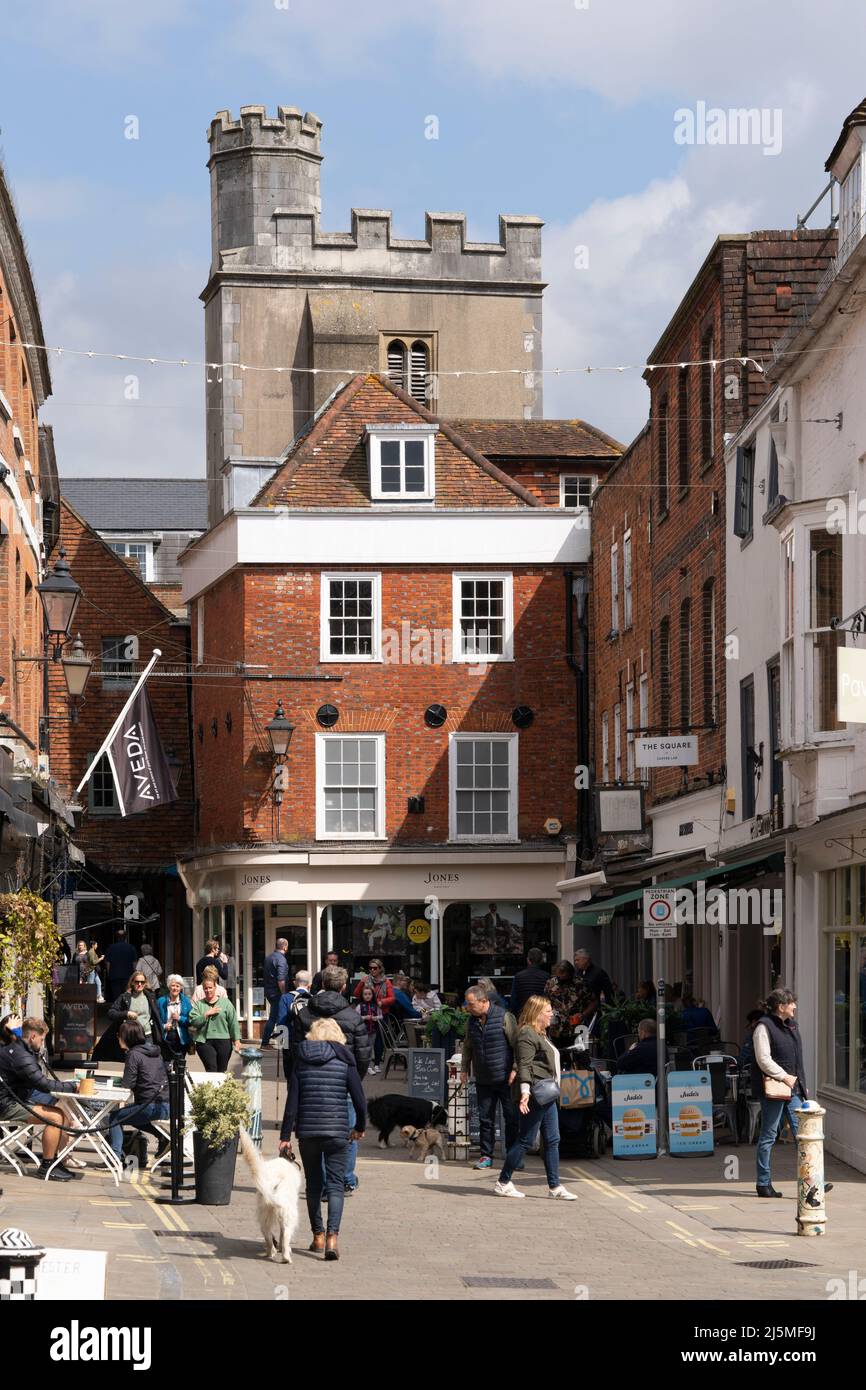 Red Brick Grade II denkmalgeschützte Gebäude 18-19 auf dem Platz. Geschäfte, Cafés und Fußgängereinkäufe im historischen Zentrum von Winchester. England Stockfoto