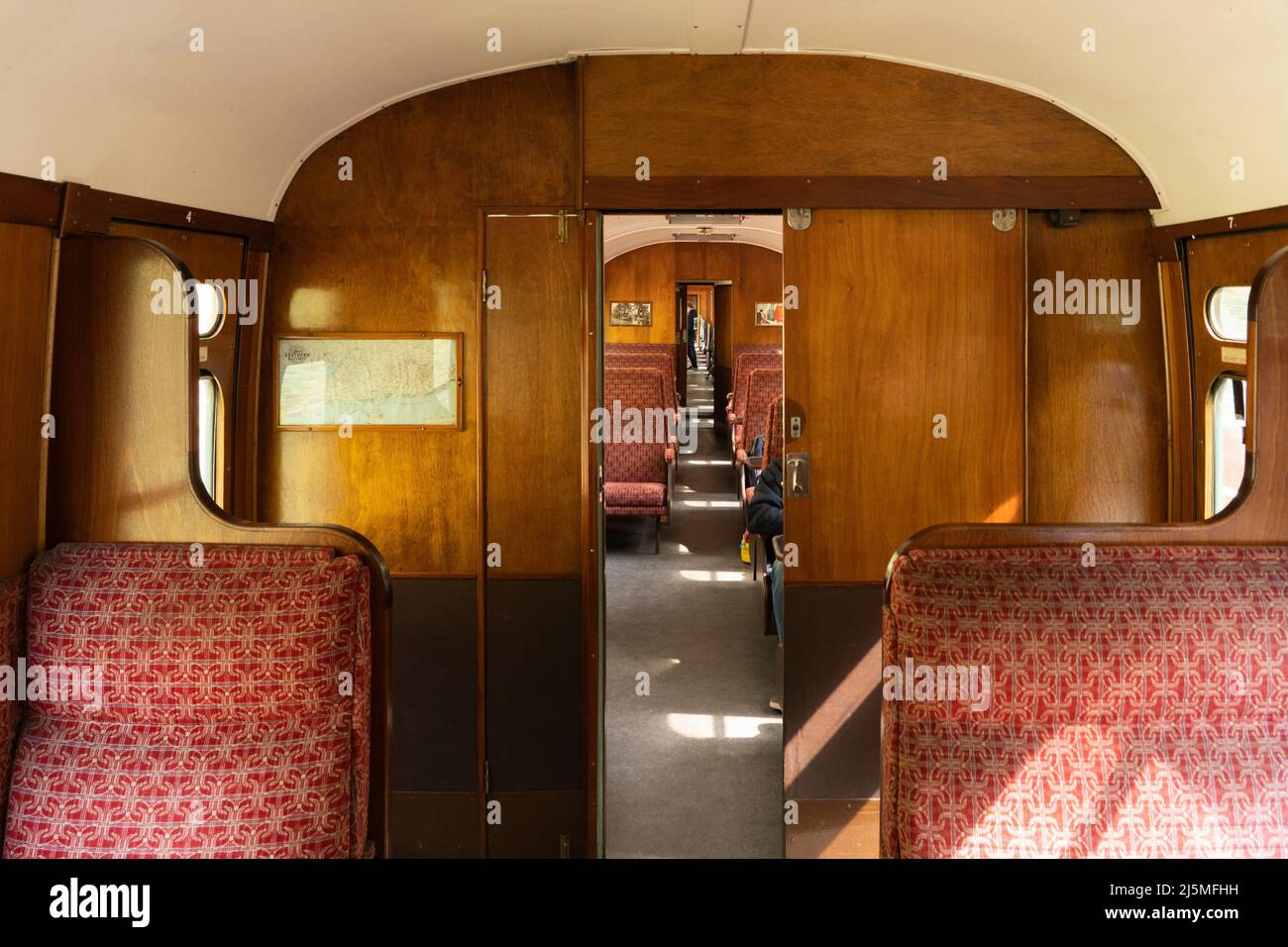 Das altmodische Interieur der historischen Eisenbahnkutschen der British Railways auf der historischen Watercress Mid-hants-Eisenbahnlinie. Hampshire, England Stockfoto