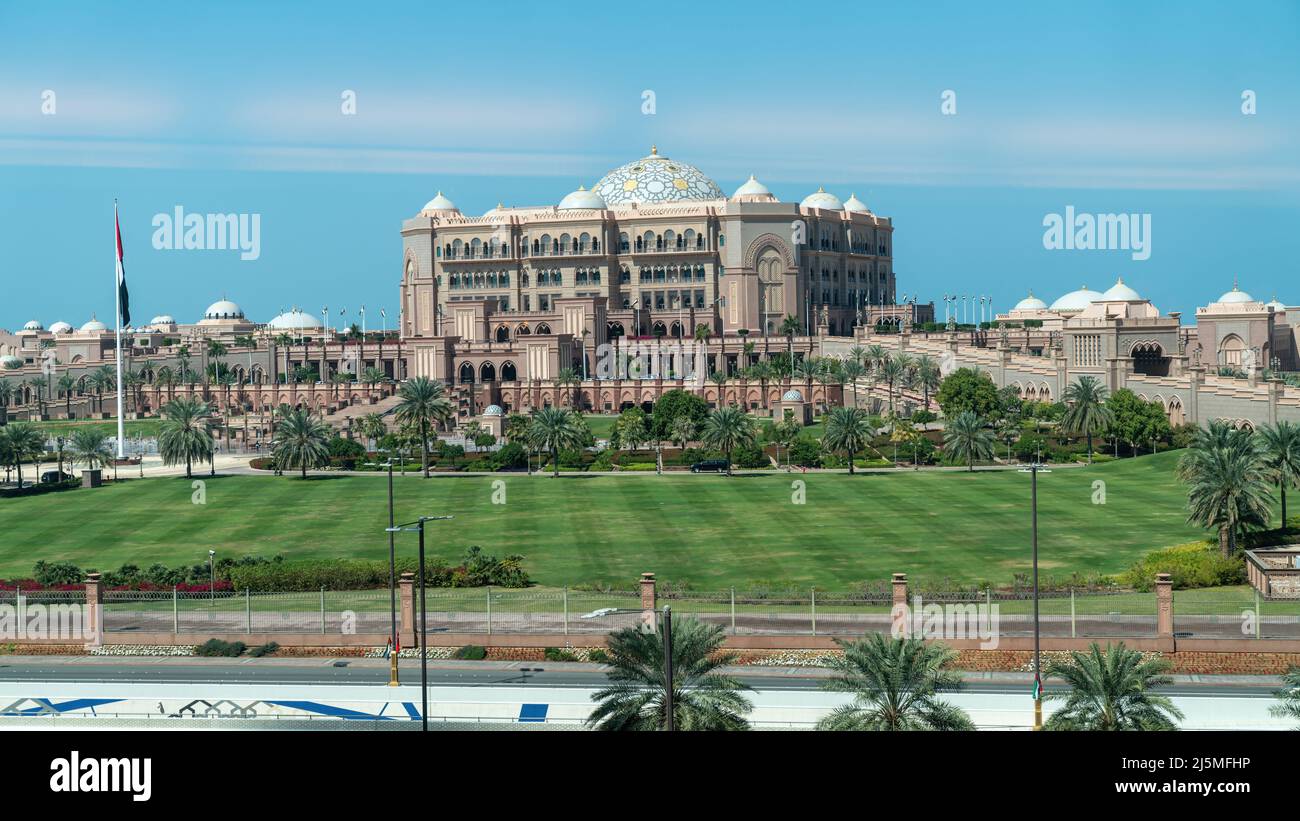 Abu Dhabi, Vereinigte Arabische Emirate - Februar 2022: Emirates Palace Hotel in der Innenstadt von Abu Dhabi. Das 5-Sterne Emirates Palace ist eines der teuersten Stockfoto
