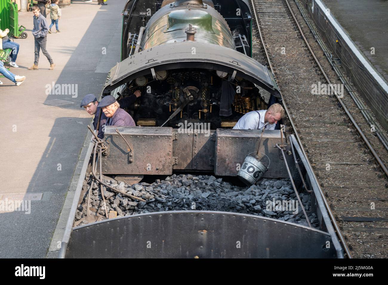 Luftaufnahme des Fahrerhauses, des Fahrers und des Kohletreibers der Dampflokomotive aus dem Jahr 30925, die auf der traditionsreiche Watercress Line fährt. Hampshire, England Stockfoto