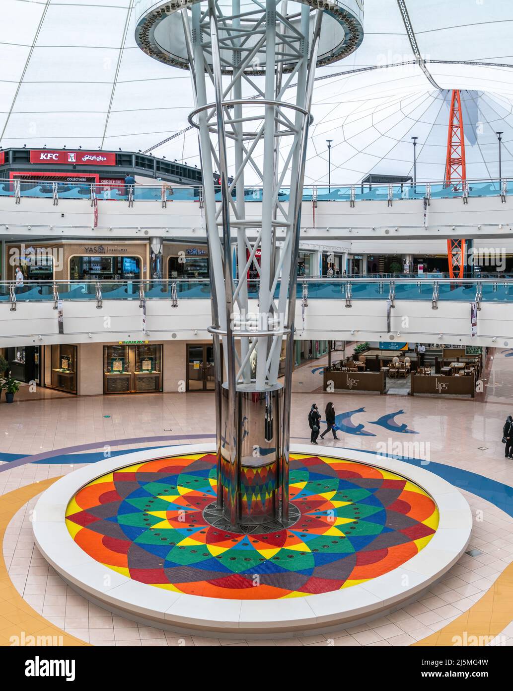 Abu Dhabi, Vereinigte Arabische Emirate - Februar 2022: Innenansicht der Marina Mall. Die Marina Mall ist Abu Dhabis erstklassiges Einkaufszentrum und Unterhaltungszentrum Stockfoto