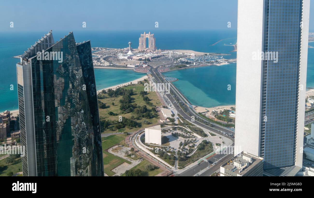 Abu Dhabi, Vereinigte Arabische Emirate - Februar 2022: Luftaufnahme von Marina Mall und Marina Village mit Rixos Marina Abu Dhabi Hotel Stockfoto