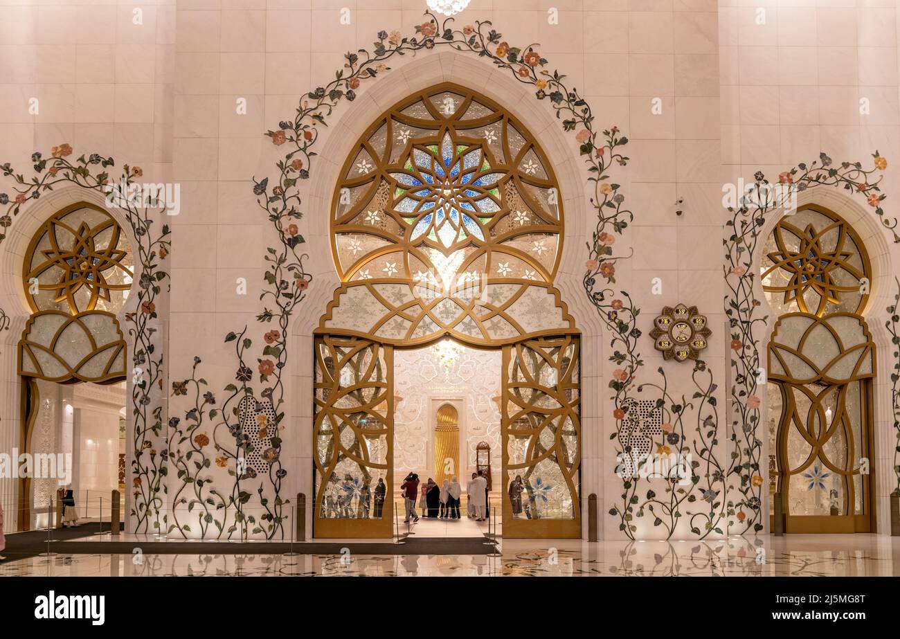 Abu Dhabi, Vereinigte Arabische Emirate - Februar 2022: Das Innere der Scheich-Zayed-Moschee. Große Moschee von Abu Dhabi. Stockfoto