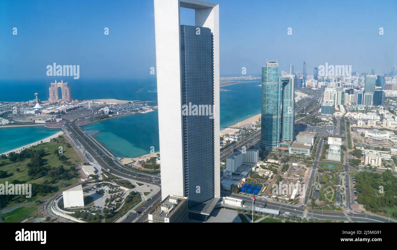 Abu Dhabi, VAE - Februar 2022: Panorama-Skyline von Abu Dhabi in den Vereinigten Arabischen Emiraten. Abu Dhabi zieht jährlich 10 Millionen Menschen an. Stockfoto