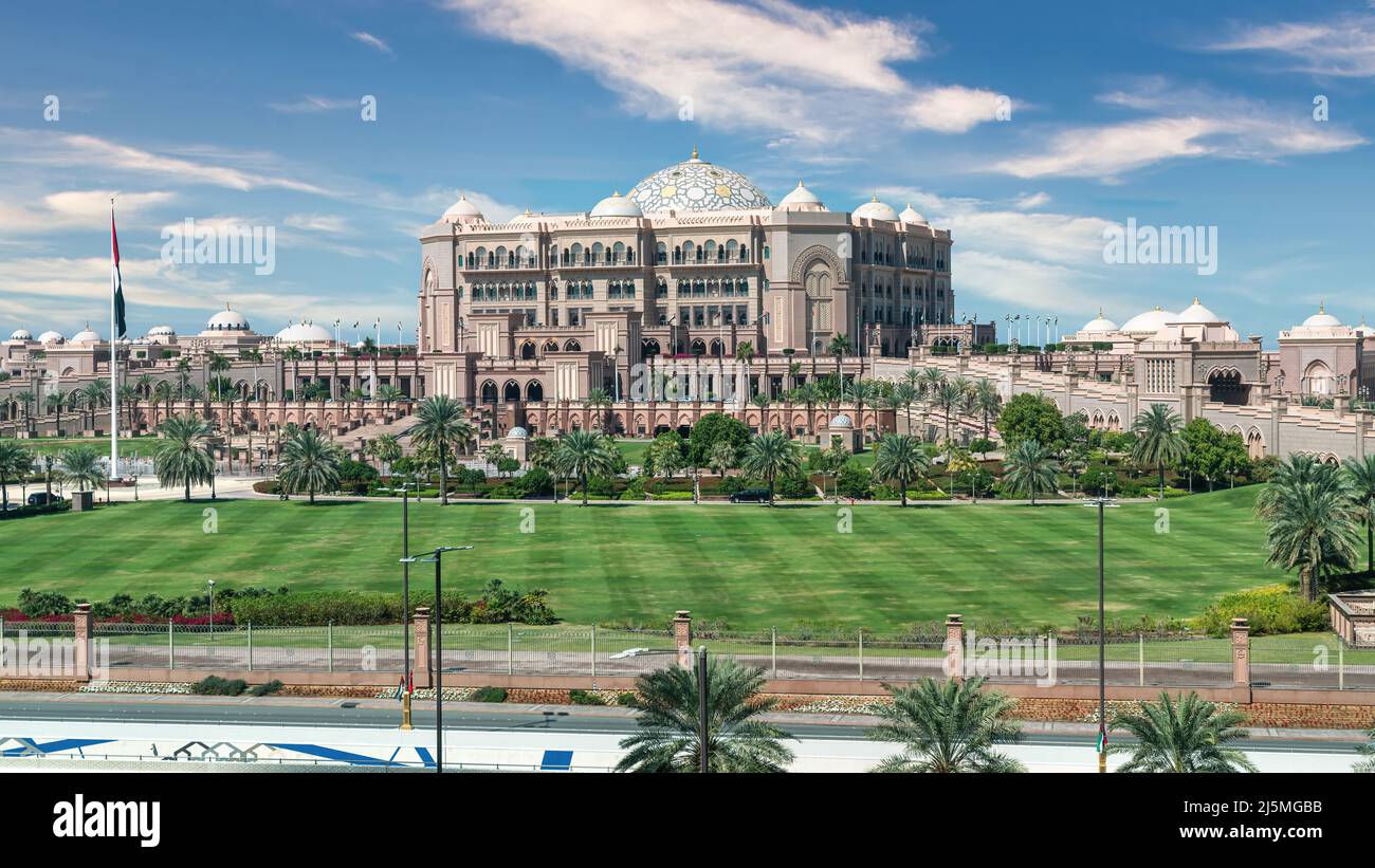 Abu Dhabi, Vereinigte Arabische Emirate - Februar 2022: Emirates Palace Hotel in der Innenstadt von Abu Dhabi. Das 5-Sterne Emirates Palace ist eines der teuersten Stockfoto