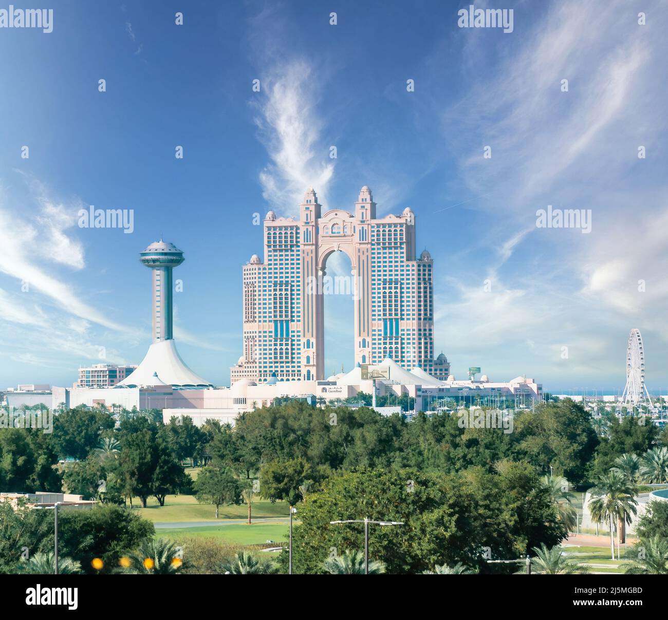 Abu Dhabi, Vereinigte Arabische Emirate - Februar 2022: Marina Mall und Marina Village mit Rixos Marina Abu Dhabi Hotel Stockfoto