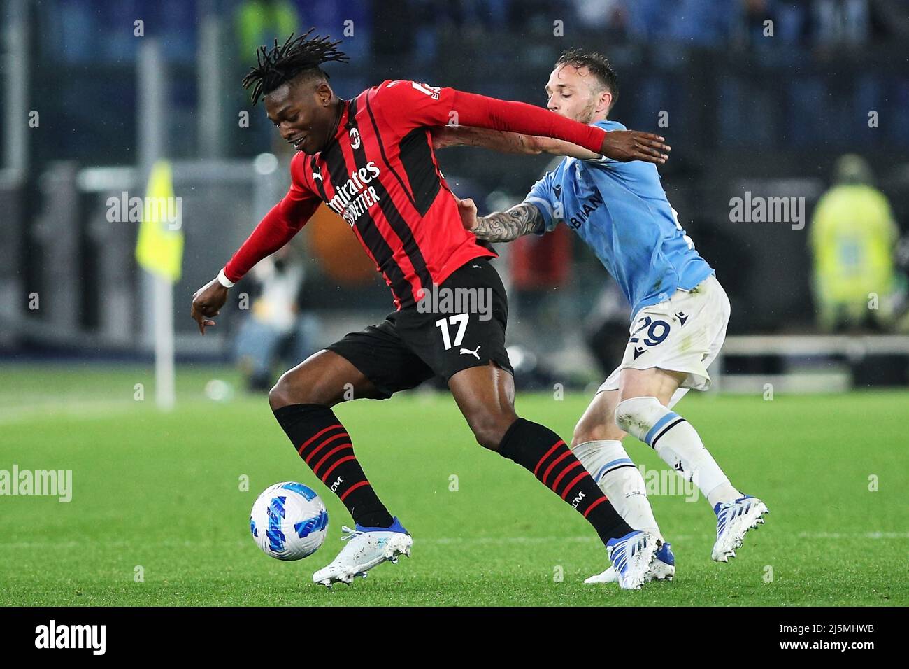 Rafael Leao aus Mailand (L) wetteiferte um den Ball mit Manuel Lazzari aus dem Latium (R) während der italienischen Meisterschaft Serie A Fußballspiel zwischen SS Lazio und AC Mailand am 24. April 2022 im Stadio Olimpico in Rom, Italien - Foto Federico Proietti / DPPI Stockfoto