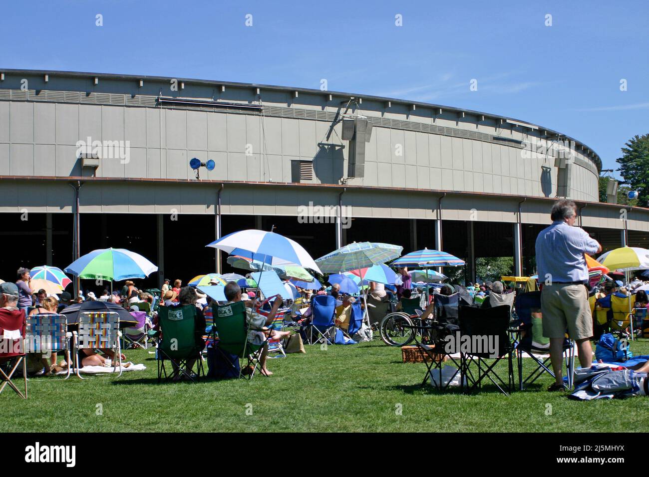 Konzertbesucher picknicken auf dem Rasen vor dem Koussevitzky Music Shed in Tanglewood, Lenox, Massachusetts Stockfoto