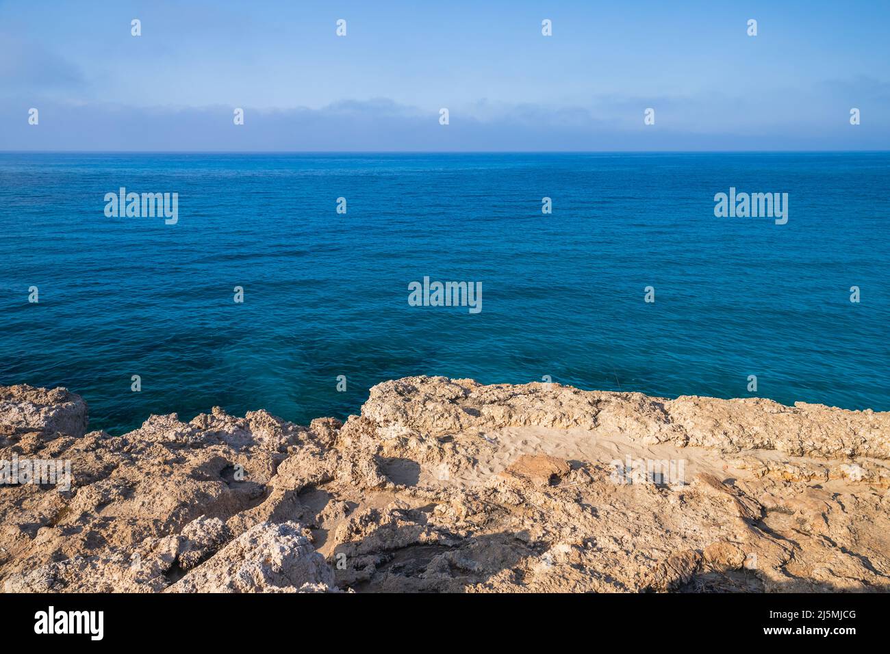 Felsige Küste der Insel Zypern an einem sonnigen Tag. Mittelmeer, Sommerlandschaft Stockfoto