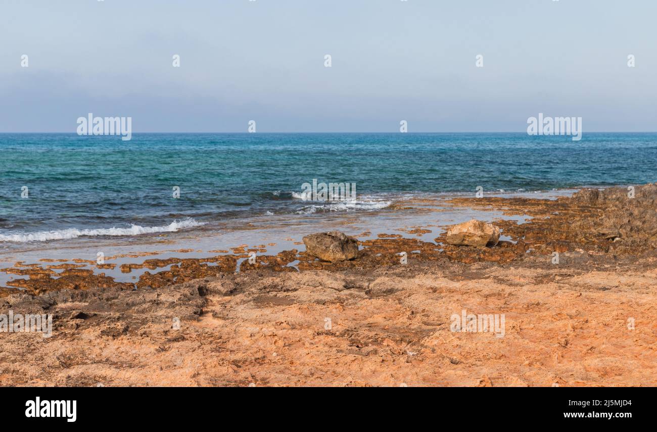 Küste des Mittelmeers. Sommerlandschaft von Ayia Napa, Insel Zypern Stockfoto