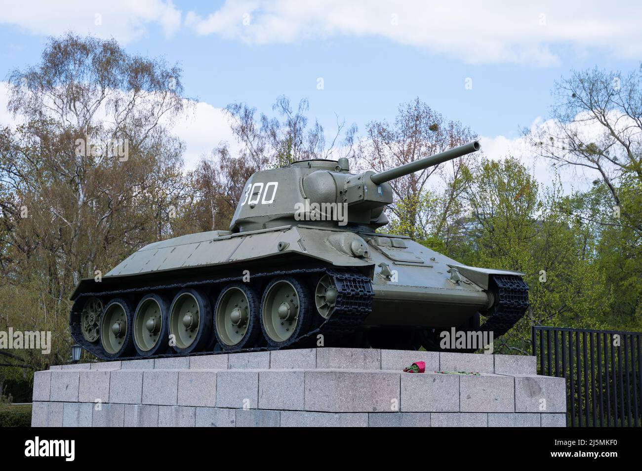 23.04.2022, Berlin, Deutschland, Europa - Ein T-34 Panzer an der sowjetischen Kriegsdenkmal entlang der 17 June Street (Straße des 17. Juni) im Großen Tiergarten. Stockfoto