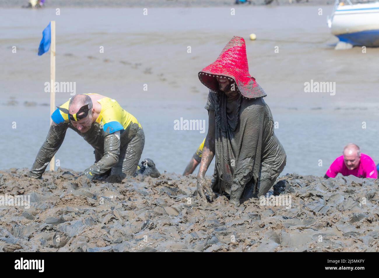 Die Teilnehmer nehmen am Maldon Mud Race in Maldon, Essex, Teil, da das Rennen zum ersten Mal seit zwei Jahren zurückkehrt. Das Maldon Mud Race ist ein alljährliches Fun-Rennen, das im Frühjahr (ursprünglich im Winter, jetzt Ende April oder Anfang Mai) im Promenade Park in Maldon, Essex, England, stattfindet und bei dem die Teilnehmer um einen 500 Meter (550 Meter) langen Schuss in dickem Schlamm kämpfen. Über dem Bett des Flusses Blackwater. Das Rennen wird von den Lions & Rotary Clubs von Maldon und dem Maldon District Council organisiert, die Geld für wohltätige Zwecke sammeln. (Foto von Lucy North/SOPA Images/Sipa USA) Stockfoto