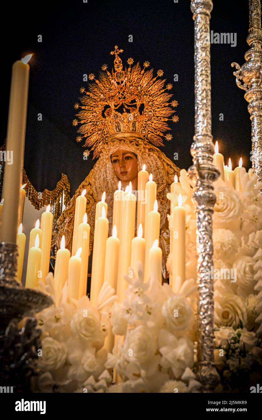 Maria, die Jungfrau der Tränen, auf dem Thron für die Prozession Stockfoto