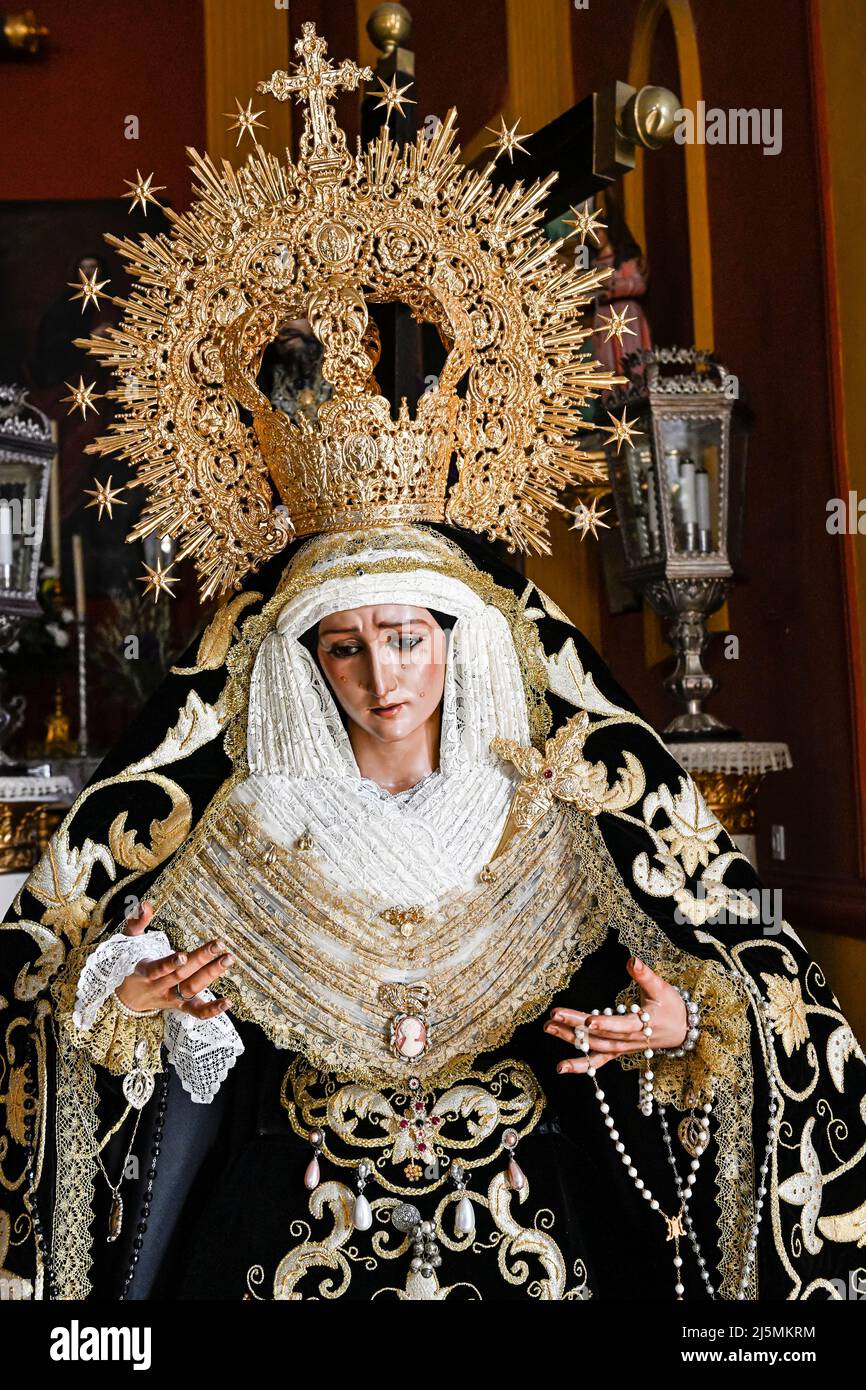 Maria, die Jungfrau der Einsamkeit, auf dem Thron für die Prozession Stockfoto