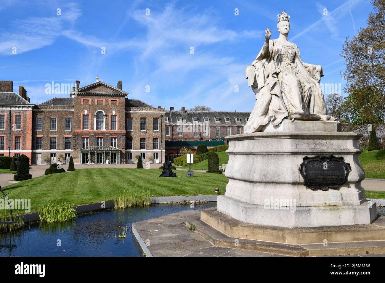 Statue der Königin Victoria vor dem Kensington Palace Stockfoto