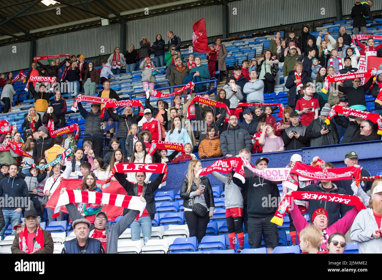 Birkenhead, Großbritannien. 24. April 2022. Liverpool-Fans feiern den Gewinn der FA Women's Championship 2021-22, nachdem Liverpool das Fußballspiel der Womens Championship zwischen Liverpool und Sheffield United 6-1 im Prenton Park in Birkenhead, England, gewonnen hat. Terry Scott/SPP Quelle: SPP Sport Press Photo. /Alamy Live News Stockfoto