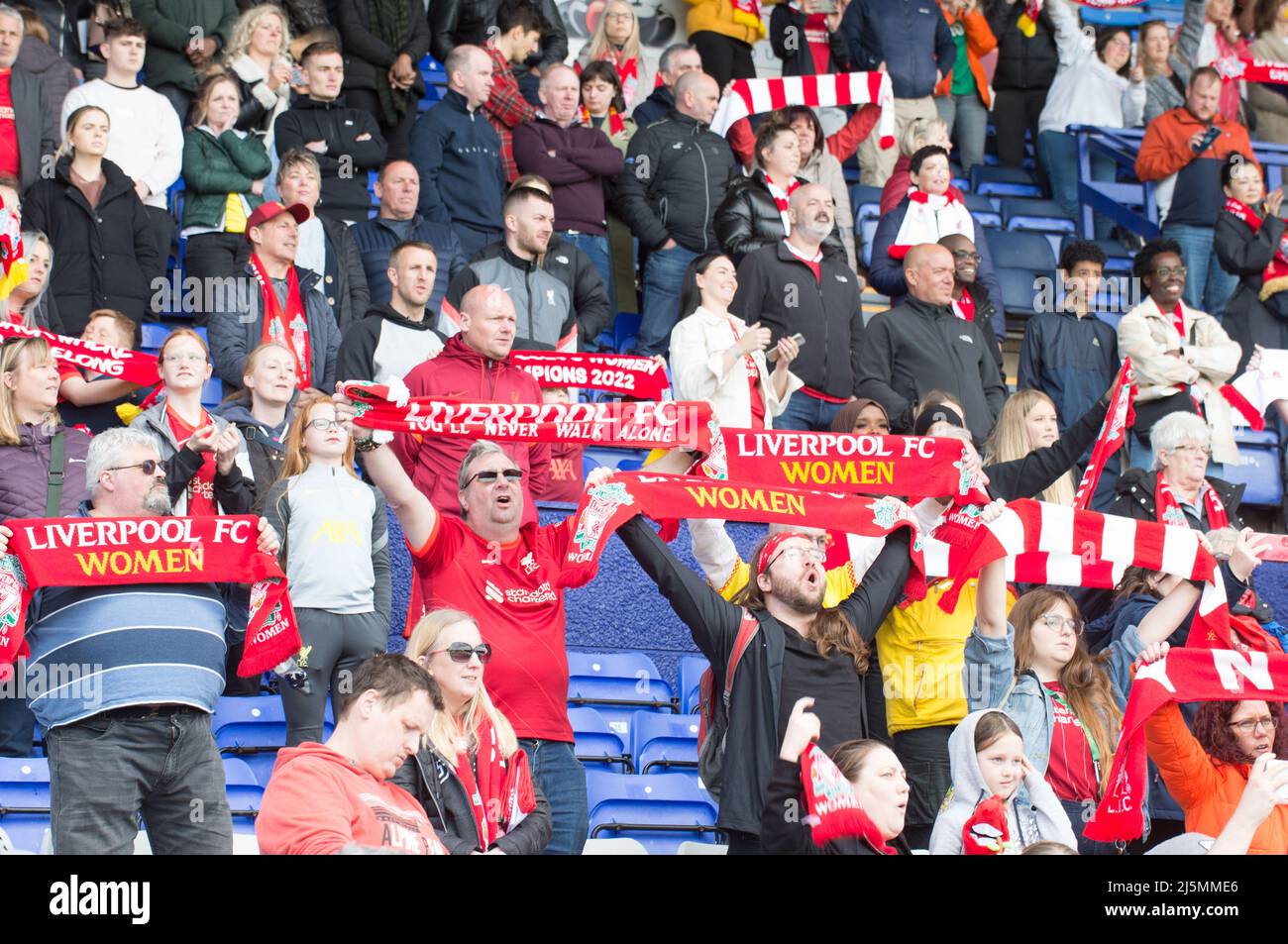 Birkenhead, Großbritannien. 24. April 2022. Liverpool-Fans feiern den Gewinn der FA Women's Championship 2021-22, nachdem Liverpool das Fußballspiel der Womens Championship zwischen Liverpool und Sheffield United 6-1 im Prenton Park in Birkenhead, England, gewonnen hat. Terry Scott/SPP Quelle: SPP Sport Press Photo. /Alamy Live News Stockfoto