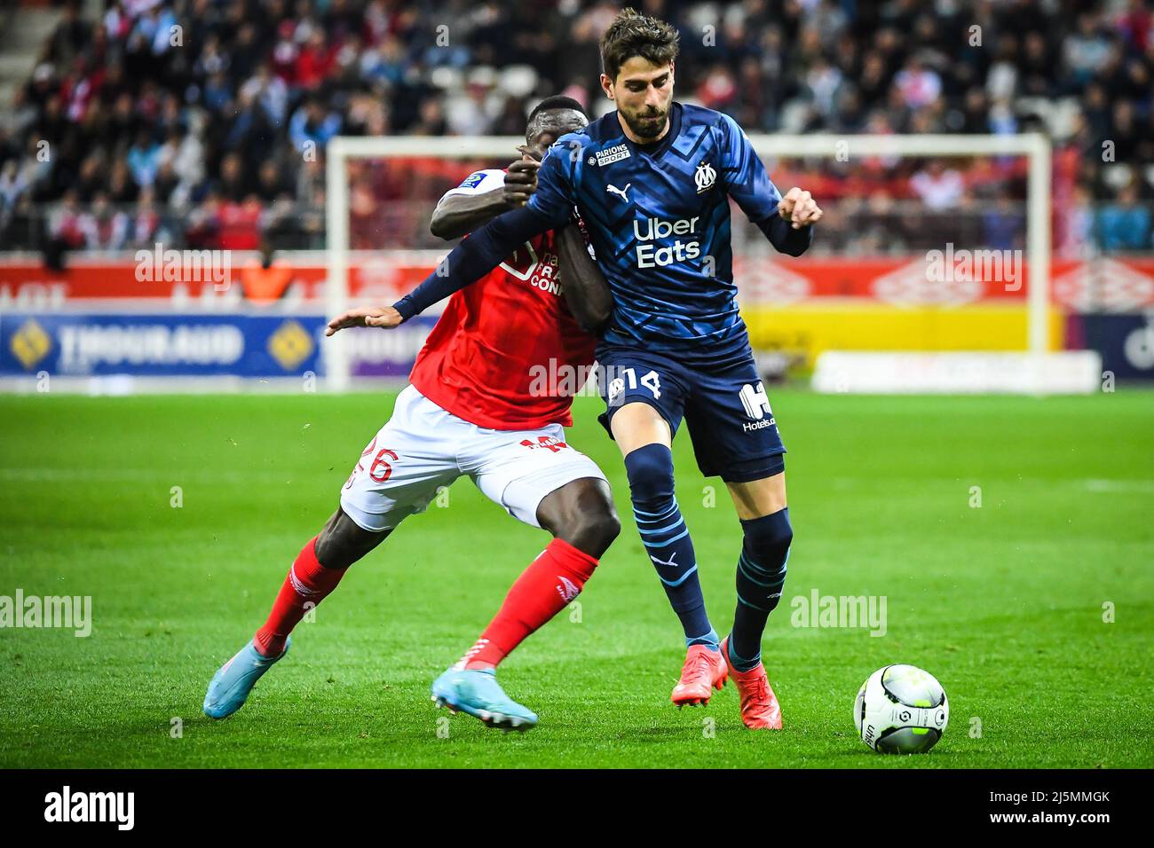 Reims, Frankreich, Frankreich. 24. April 2022. Luan PERES von Marseille während des Ligue 1-Spiels zwischen Stade Reims und Olympique de Marseille (OM) im Auguste Delaune-Stadion am 24. April 2022 in Reims, Frankreich. (Bild: © Matthieu Mirville/ZUMA Press Wire) Stockfoto