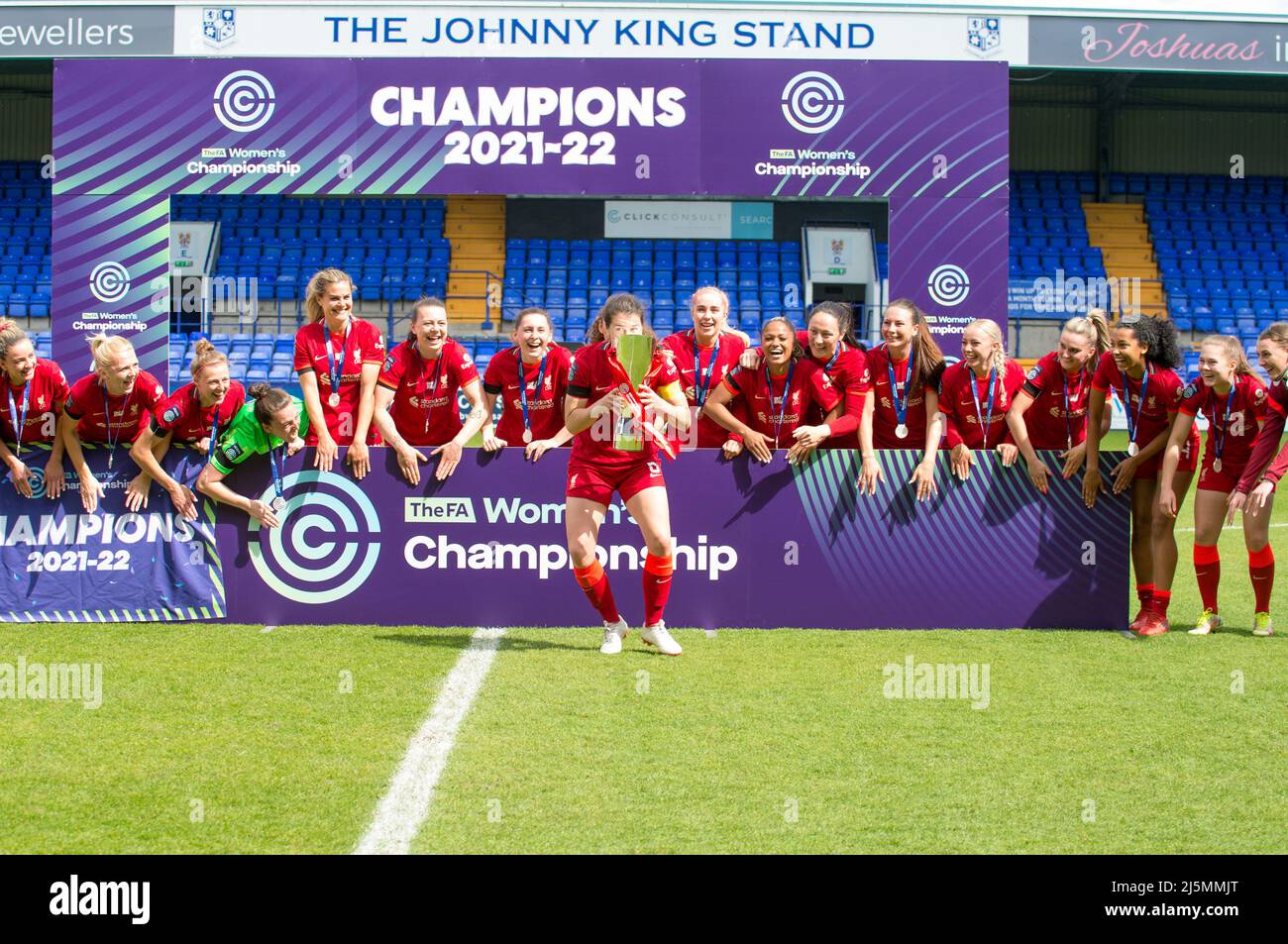 Birkenhead, Großbritannien. 24. April 2022. Liverpool-Team feiert mit Trophäe nach dem Gewinn der FA Women's Championship 2021-22 nach dem Gewinn des Fußballspiels der Womens Championship zwischen Liverpool und Sheffield United 6-1 im Prenton Park in Birkenhead, England. Terry Scott/SPP Quelle: SPP Sport Press Photo. /Alamy Live News Stockfoto