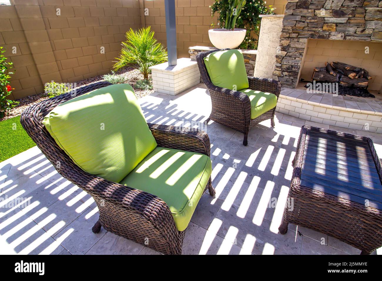 Hintere Terrasse Mit Kamin Und Korbarmstühlen Mit Rattantisch Stockfoto