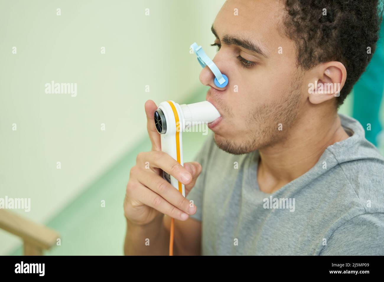 Patient überprüft seine Lungenfunktion mit einem Spirometer Stockfoto